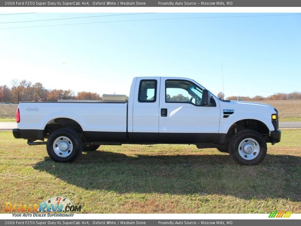 2009 Ford F250 Super Duty XL SuperCab 4x4 Oxford White / Medium Stone Photo #2