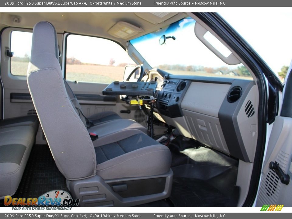 2009 Ford F250 Super Duty XL SuperCab 4x4 Oxford White / Medium Stone Photo #3