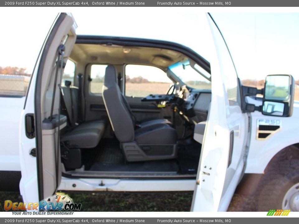 2009 Ford F250 Super Duty XL SuperCab 4x4 Oxford White / Medium Stone Photo #4