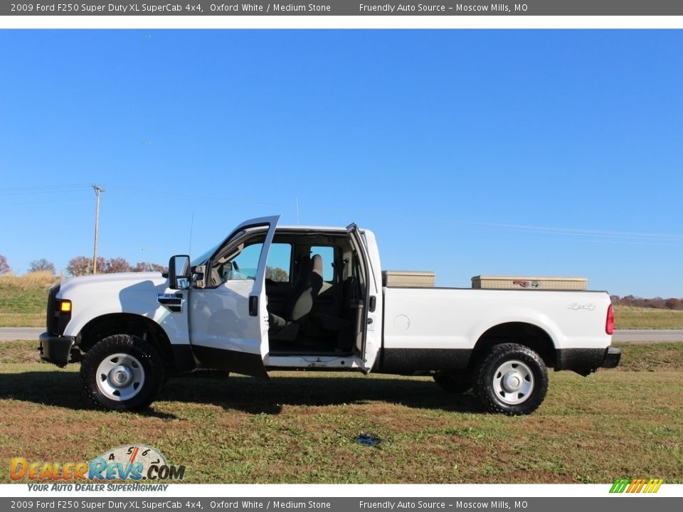 2009 Ford F250 Super Duty XL SuperCab 4x4 Oxford White / Medium Stone Photo #5