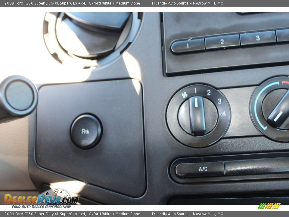 2009 Ford F250 Super Duty XL SuperCab 4x4 Oxford White / Medium Stone Photo #15