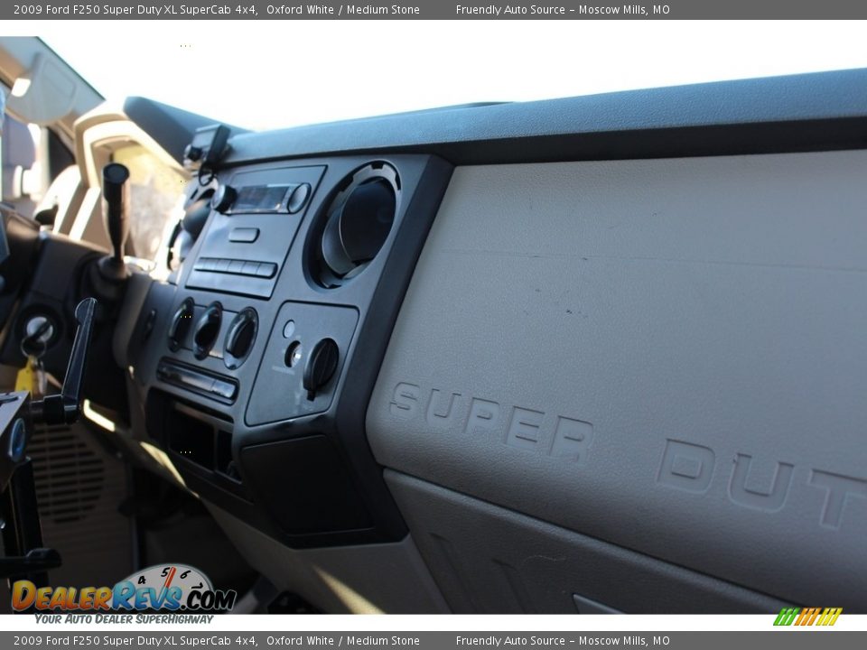 2009 Ford F250 Super Duty XL SuperCab 4x4 Oxford White / Medium Stone Photo #17