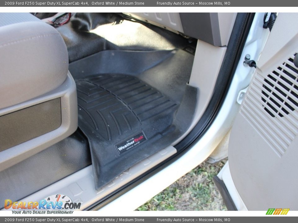 2009 Ford F250 Super Duty XL SuperCab 4x4 Oxford White / Medium Stone Photo #18