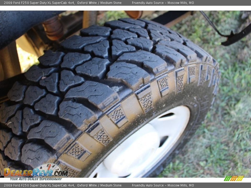 2009 Ford F250 Super Duty XL SuperCab 4x4 Oxford White / Medium Stone Photo #19