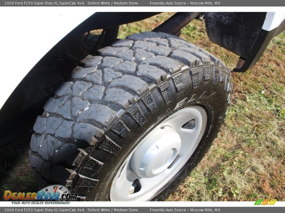 2009 Ford F250 Super Duty XL SuperCab 4x4 Oxford White / Medium Stone Photo #20