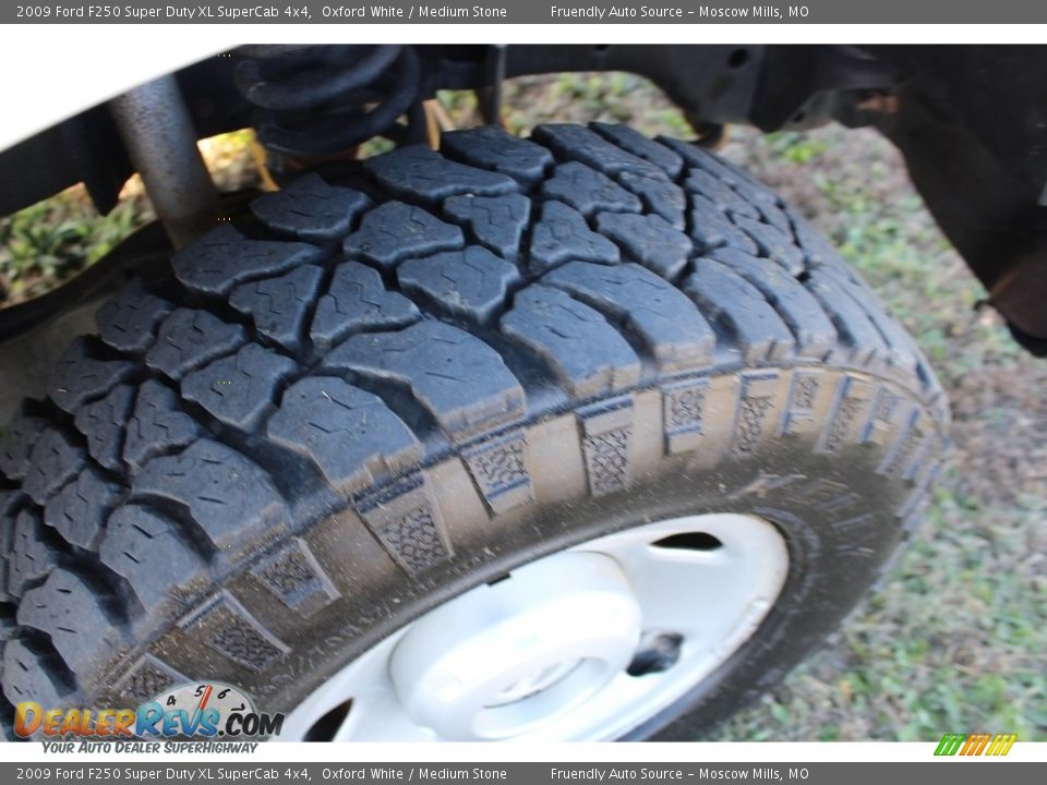 2009 Ford F250 Super Duty XL SuperCab 4x4 Oxford White / Medium Stone Photo #22