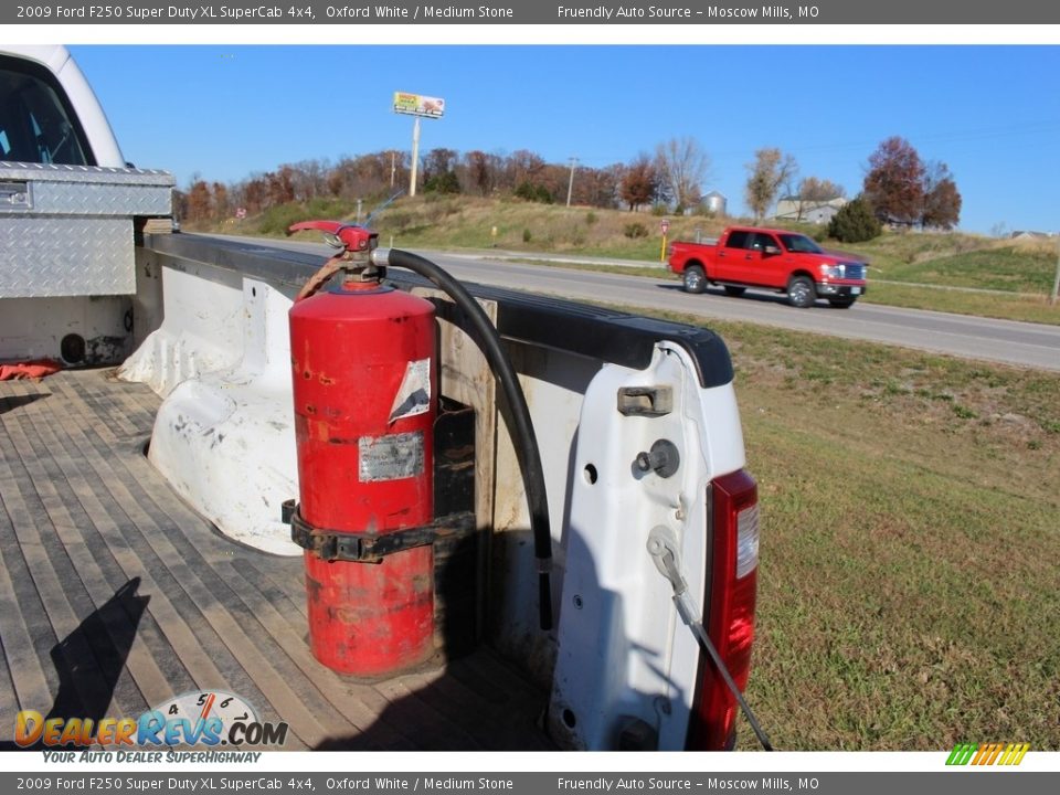 2009 Ford F250 Super Duty XL SuperCab 4x4 Oxford White / Medium Stone Photo #30