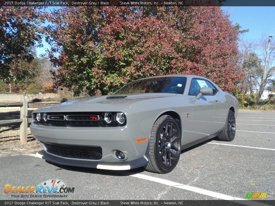Front 3/4 View of 2017 Dodge Challenger R/T Scat Pack Photo #2