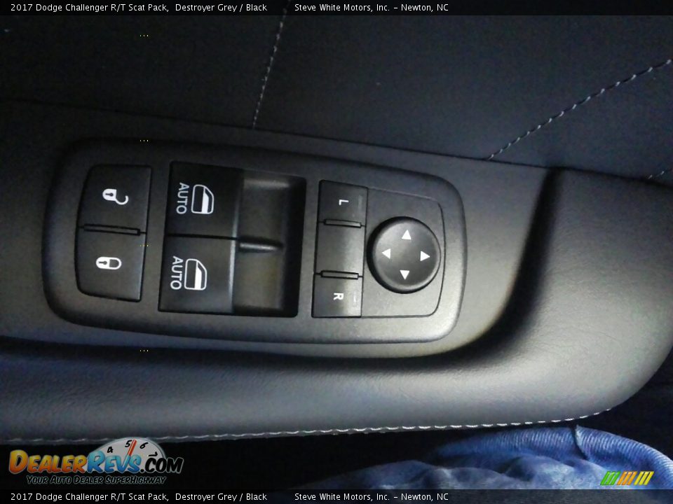 Controls of 2017 Dodge Challenger R/T Scat Pack Photo #9