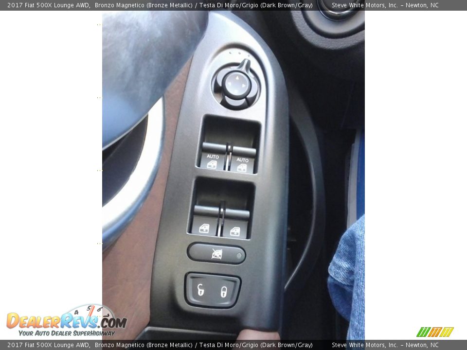 Controls of 2017 Fiat 500X Lounge AWD Photo #9