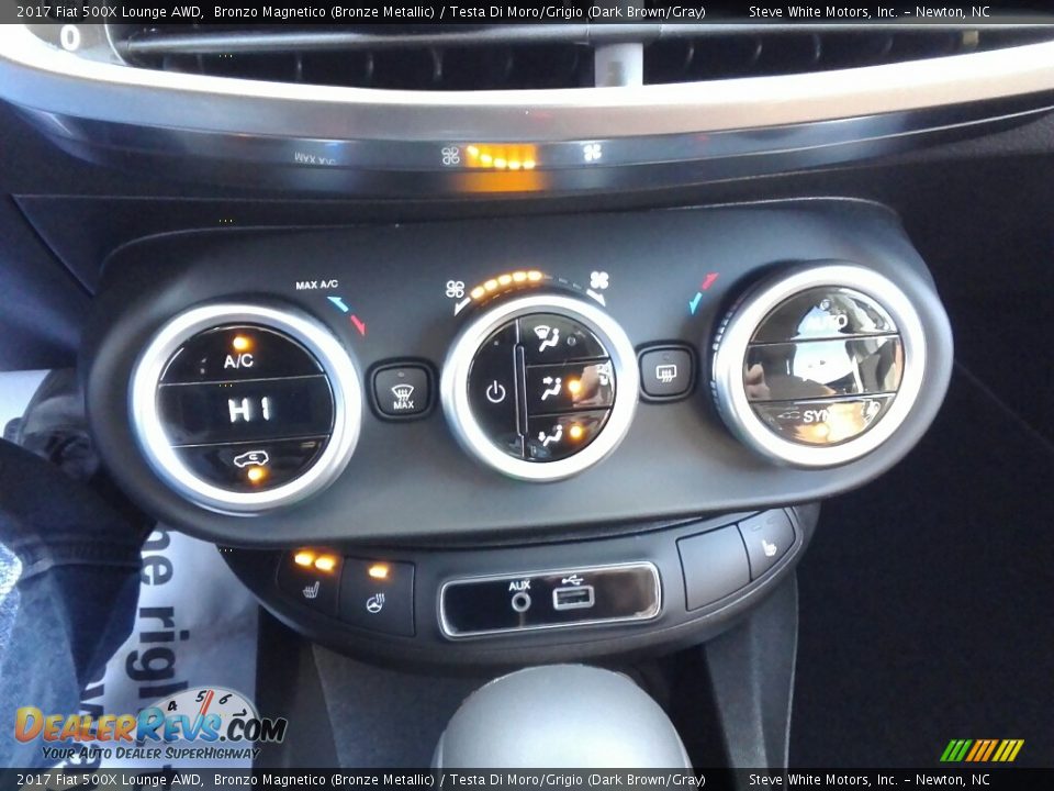 Controls of 2017 Fiat 500X Lounge AWD Photo #19