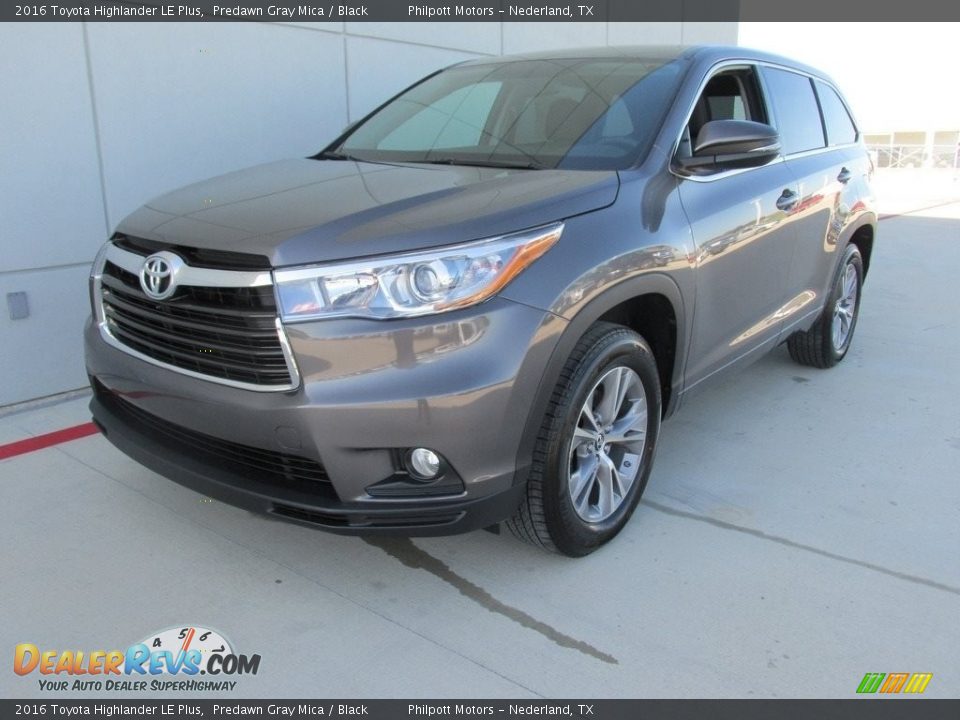 Front 3/4 View of 2016 Toyota Highlander LE Plus Photo #7