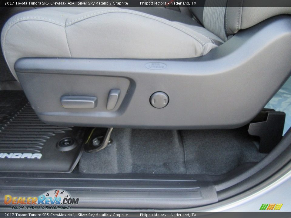 2017 Toyota Tundra SR5 CrewMax 4x4 Silver Sky Metallic / Graphite Photo #25