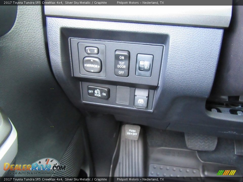 2017 Toyota Tundra SR5 CrewMax 4x4 Silver Sky Metallic / Graphite Photo #35