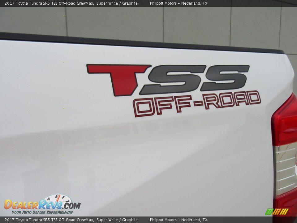 2017 Toyota Tundra SR5 TSS Off-Road CrewMax Super White / Graphite Photo #17
