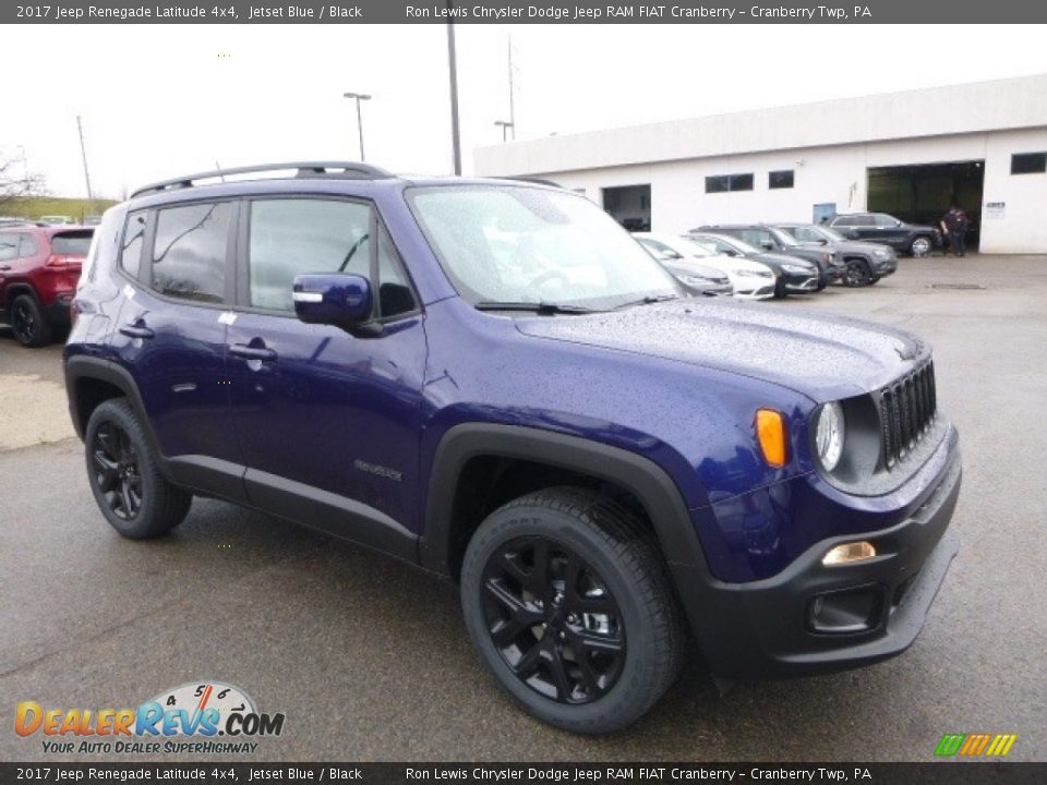 Front 3/4 View of 2017 Jeep Renegade Latitude 4x4 Photo #11