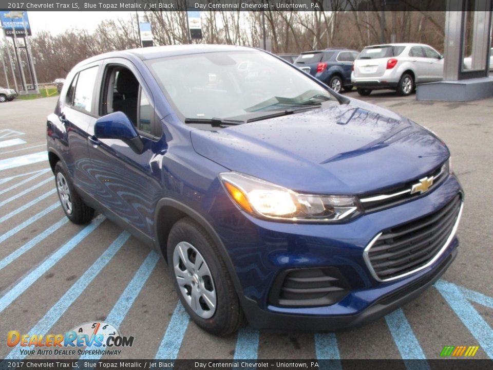 Front 3/4 View of 2017 Chevrolet Trax LS Photo #8