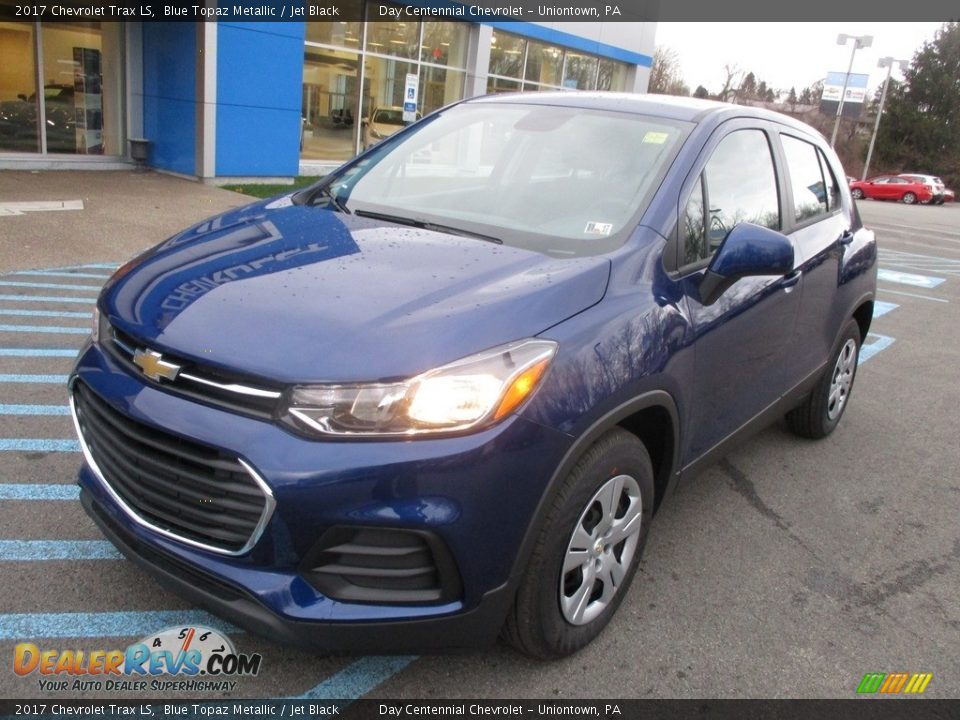 Front 3/4 View of 2017 Chevrolet Trax LS Photo #10