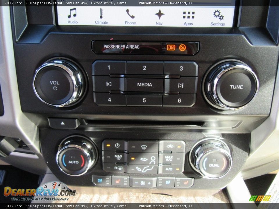 Controls of 2017 Ford F350 Super Duty Lariat Crew Cab 4x4 Photo #26