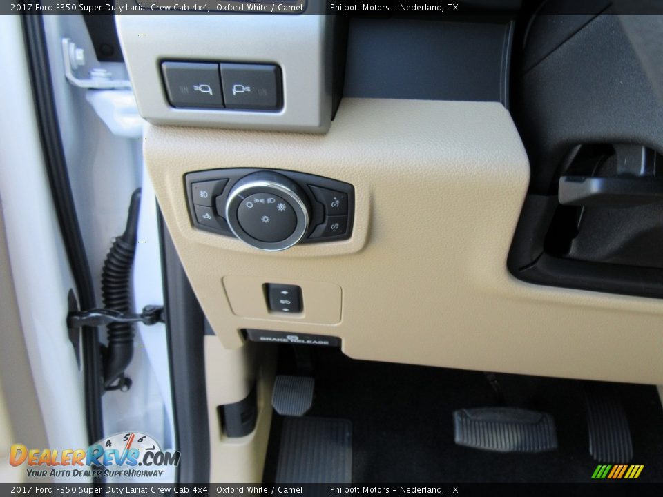 Controls of 2017 Ford F350 Super Duty Lariat Crew Cab 4x4 Photo #32