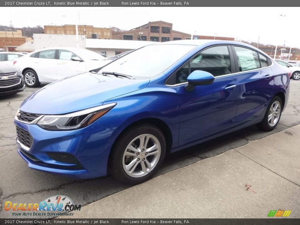 Front 3/4 View of 2017 Chevrolet Cruze LT Photo #6