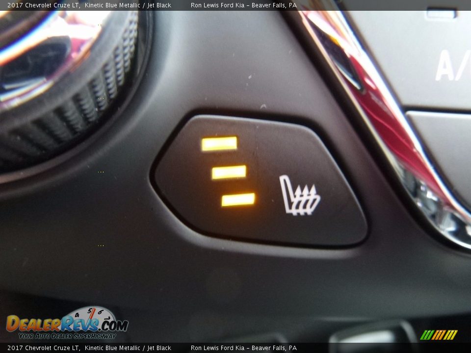 Controls of 2017 Chevrolet Cruze LT Photo #18