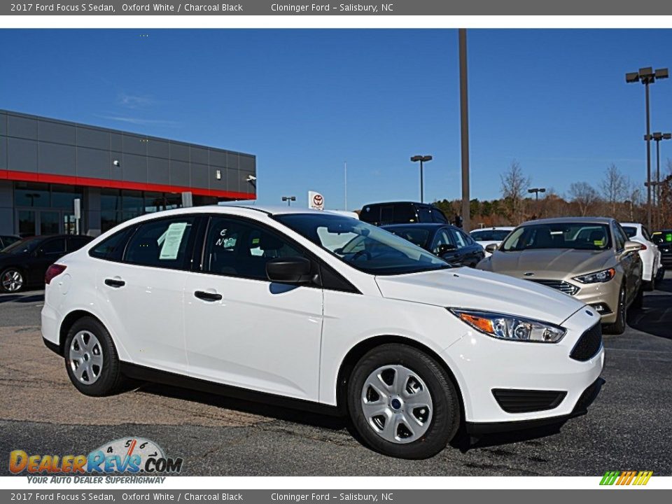 Front 3/4 View of 2017 Ford Focus S Sedan Photo #1