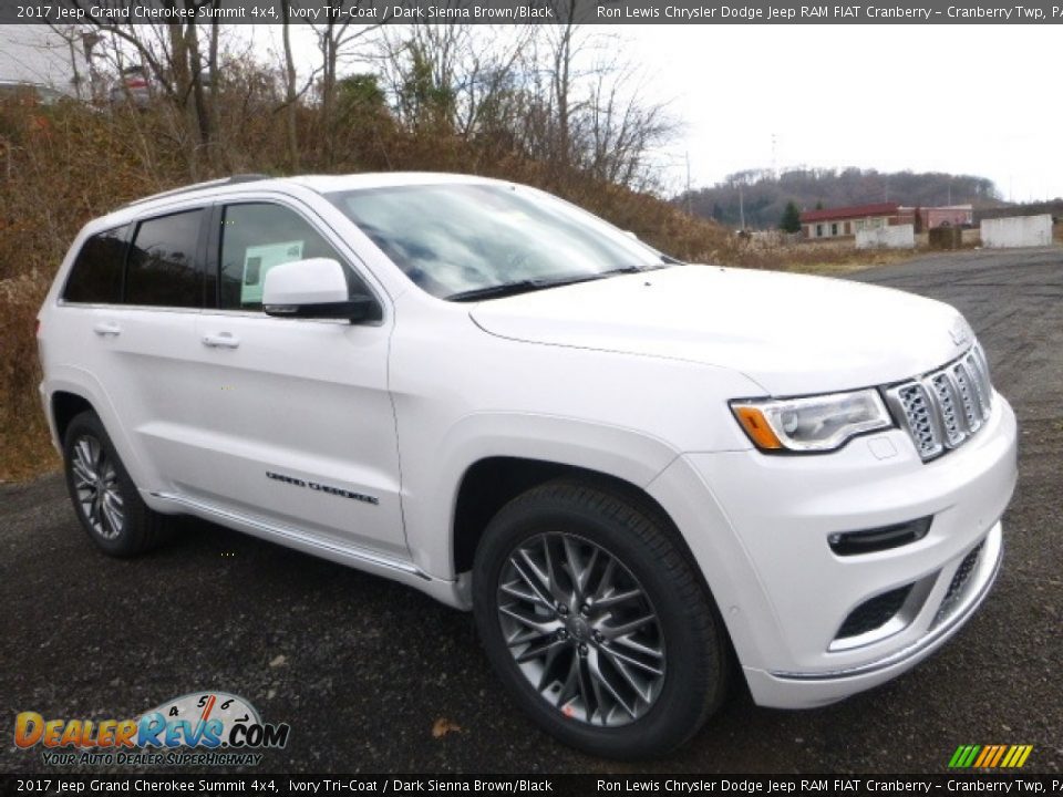 Front 3/4 View of 2017 Jeep Grand Cherokee Summit 4x4 Photo #9
