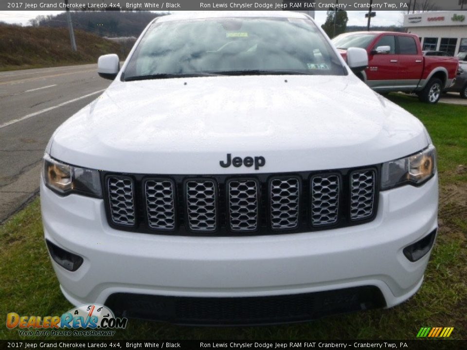 2017 Jeep Grand Cherokee Laredo 4x4 Bright White / Black Photo #11