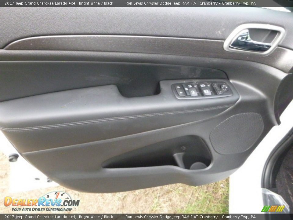 2017 Jeep Grand Cherokee Laredo 4x4 Bright White / Black Photo #12