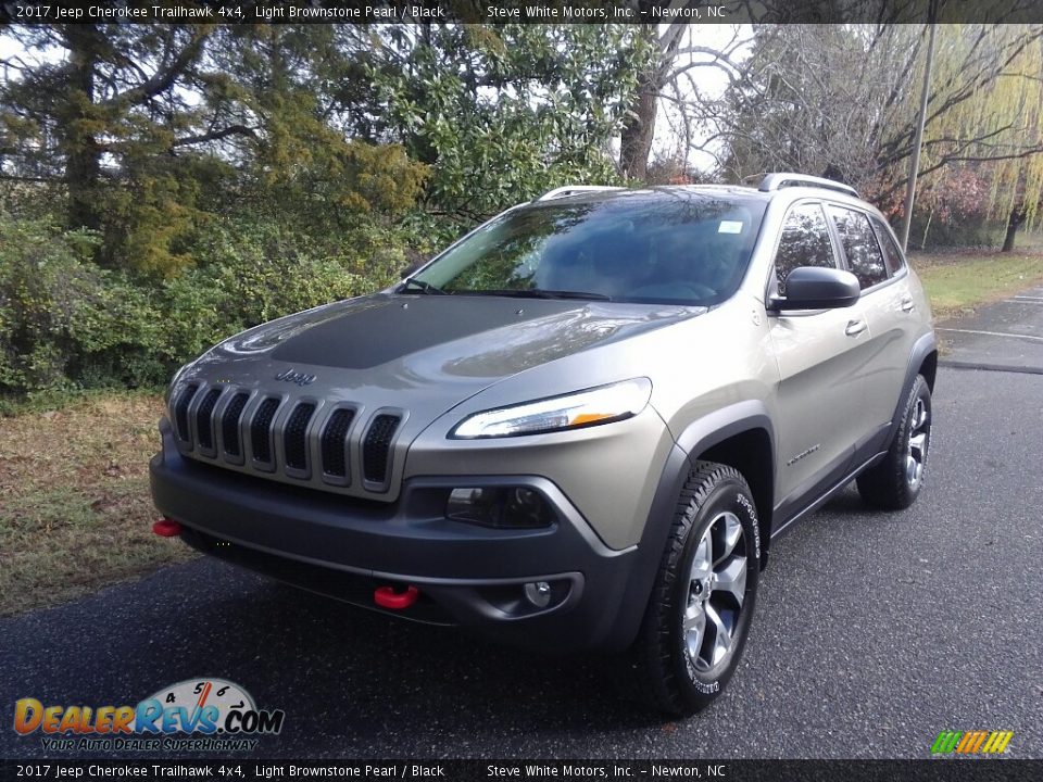 Front 3/4 View of 2017 Jeep Cherokee Trailhawk 4x4 Photo #2