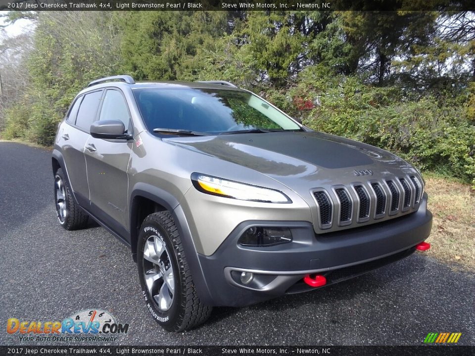 Front 3/4 View of 2017 Jeep Cherokee Trailhawk 4x4 Photo #4
