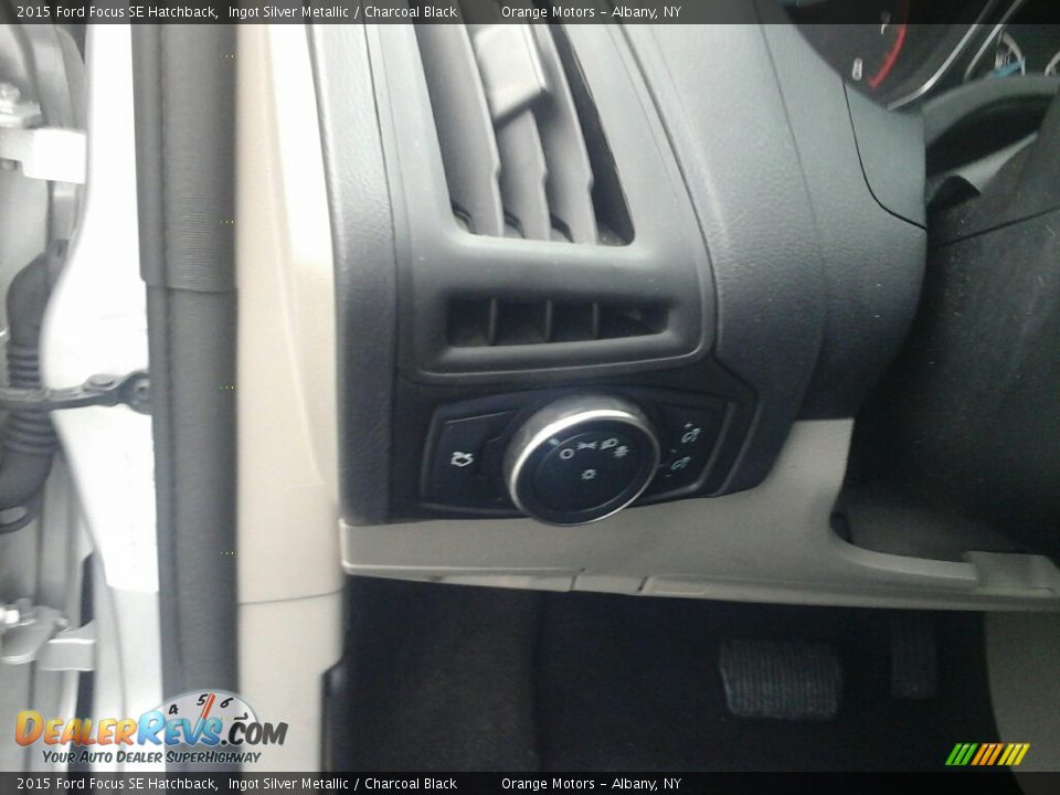 2015 Ford Focus SE Hatchback Ingot Silver Metallic / Charcoal Black Photo #18