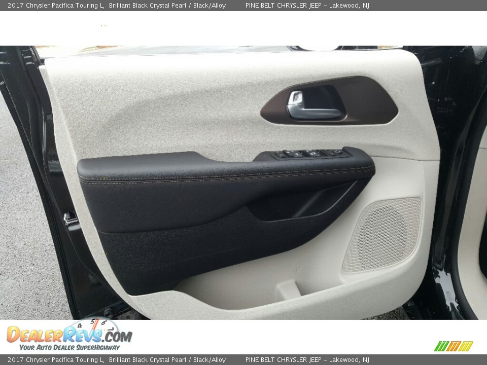 2017 Chrysler Pacifica Touring L Brilliant Black Crystal Pearl / Black/Alloy Photo #6