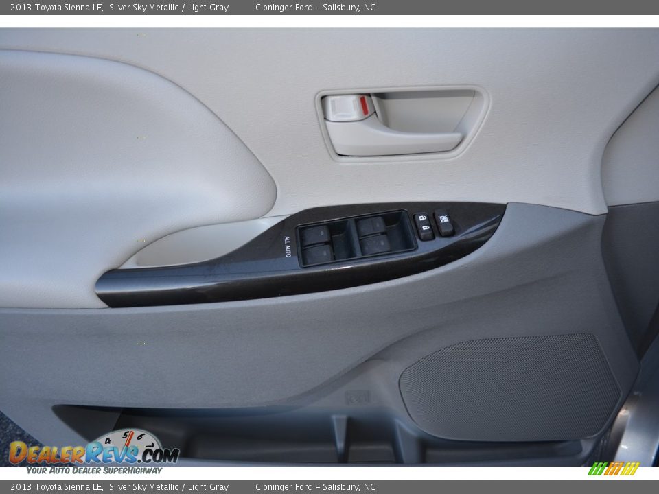 2013 Toyota Sienna LE Silver Sky Metallic / Light Gray Photo #8