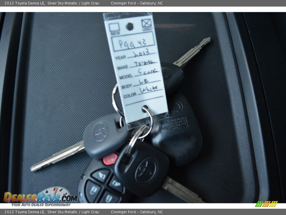 2013 Toyota Sienna LE Silver Sky Metallic / Light Gray Photo #26