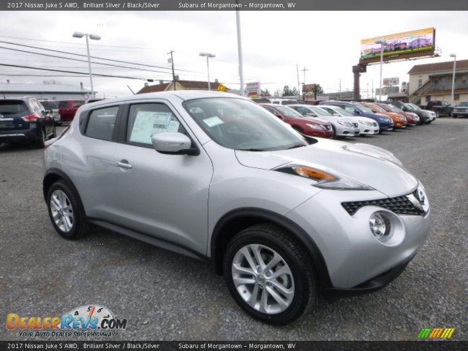 Front 3/4 View of 2017 Nissan Juke S AWD Photo #1