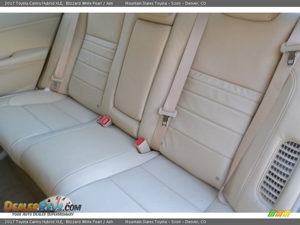 2017 Toyota Camry Hybrid XLE Blizzard White Pearl / Ash Photo #7