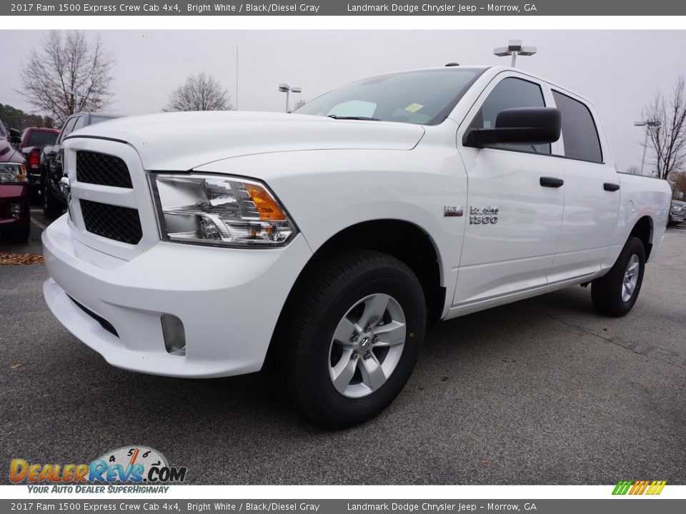 Front 3/4 View of 2017 Ram 1500 Express Crew Cab 4x4 Photo #1