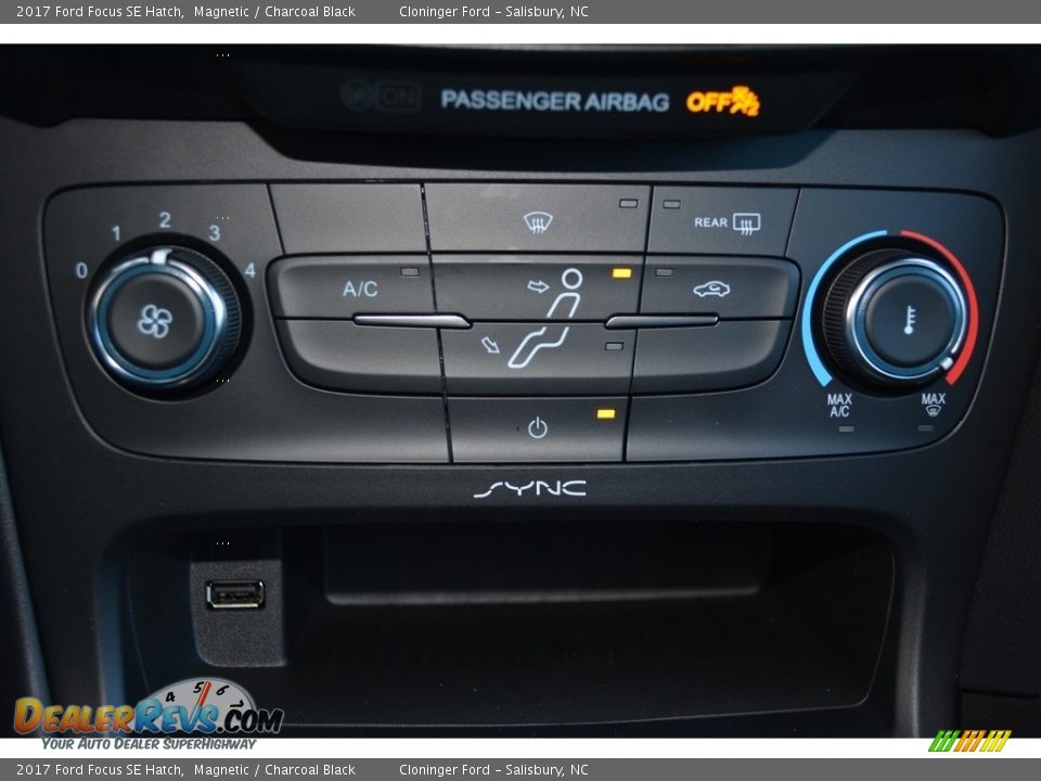 Controls of 2017 Ford Focus SE Hatch Photo #12
