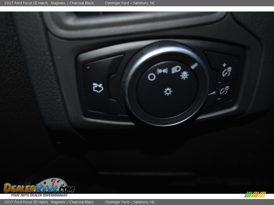2017 Ford Focus SE Hatch Magnetic / Charcoal Black Photo #15