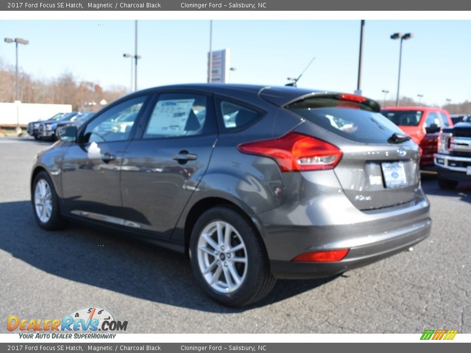 2017 Ford Focus SE Hatch Magnetic / Charcoal Black Photo #17