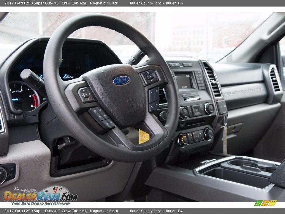 2017 Ford F250 Super Duty XLT Crew Cab 4x4 Magnetic / Black Photo #9