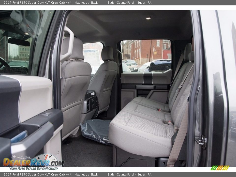 2017 Ford F250 Super Duty XLT Crew Cab 4x4 Magnetic / Black Photo #12