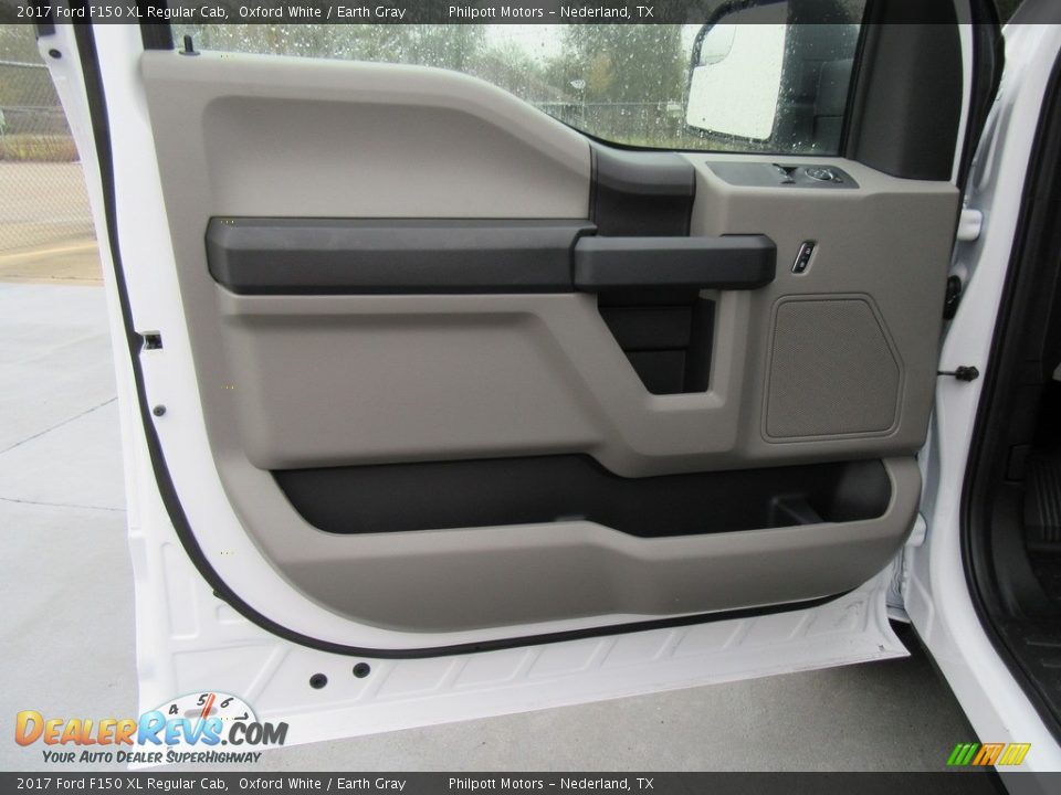Door Panel of 2017 Ford F150 XL Regular Cab Photo #18