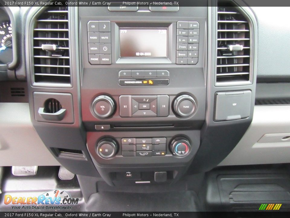 Controls of 2017 Ford F150 XL Regular Cab Photo #23