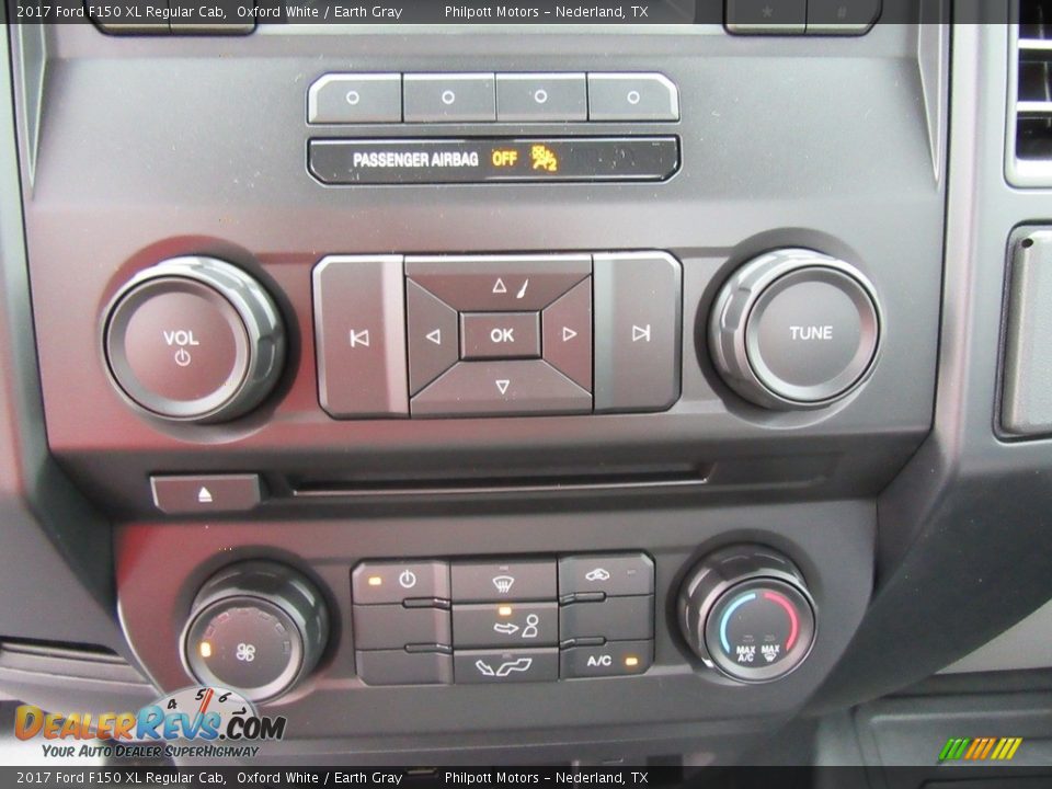 Controls of 2017 Ford F150 XL Regular Cab Photo #25