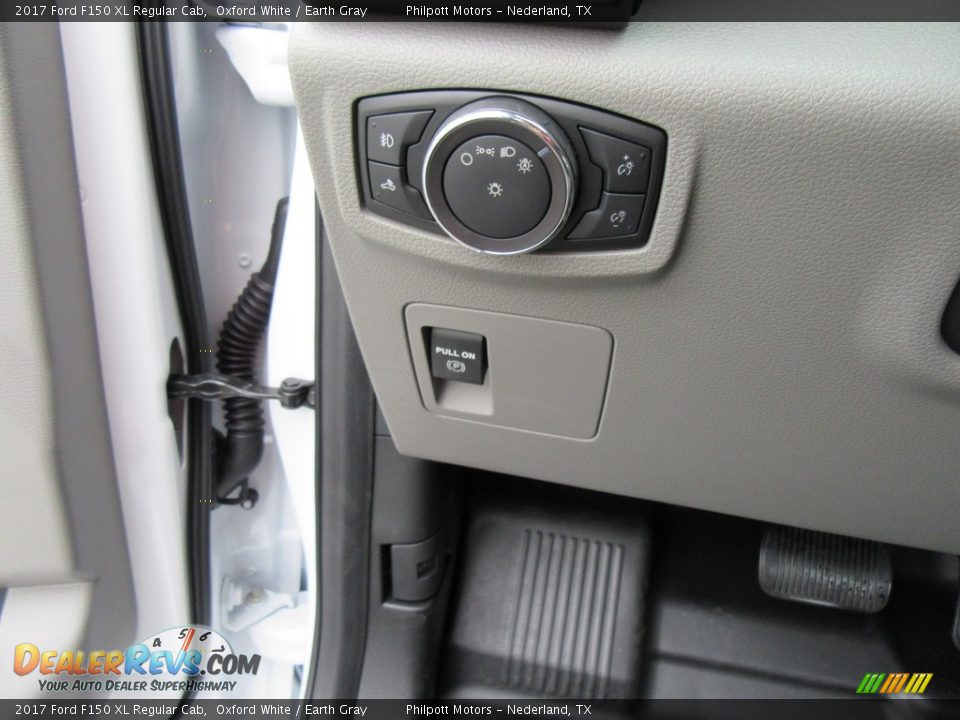 Controls of 2017 Ford F150 XL Regular Cab Photo #29