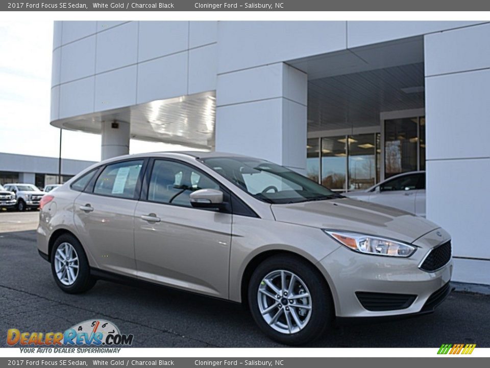 Front 3/4 View of 2017 Ford Focus SE Sedan Photo #1