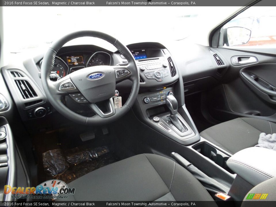 2016 Ford Focus SE Sedan Magnetic / Charcoal Black Photo #10